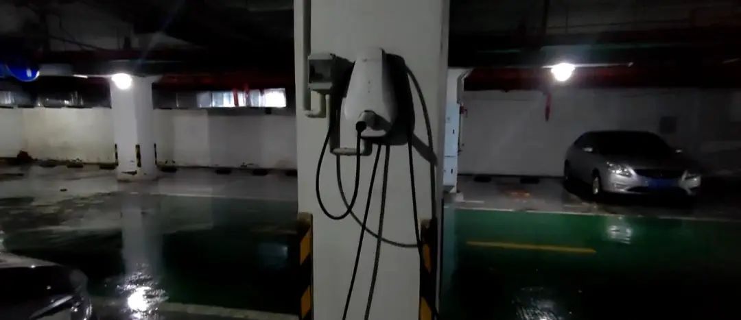 DƬ